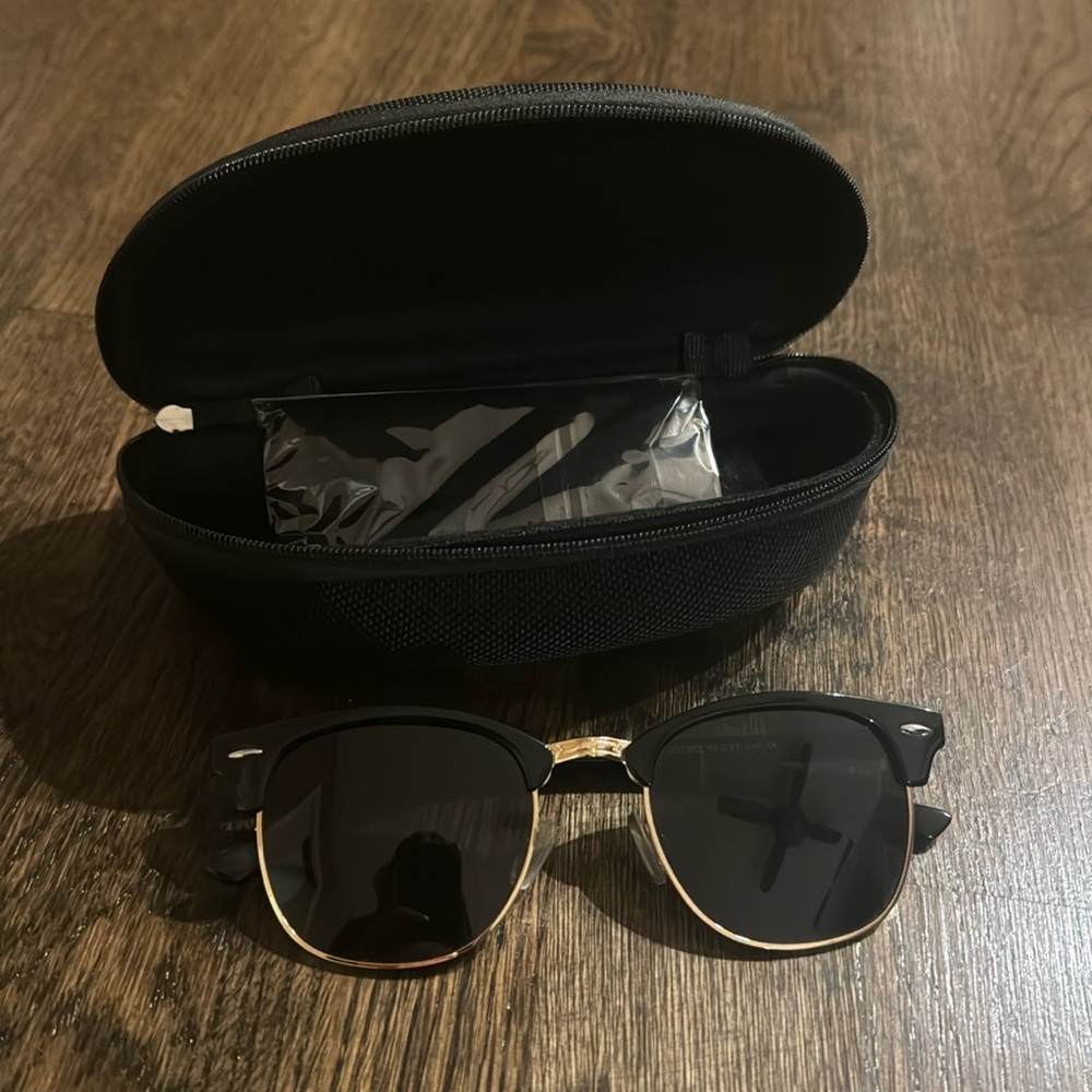 Black Sunglasses With Case ☀️